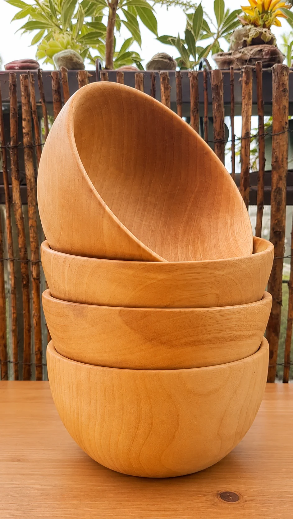 Empilement de bols d'oryoki façonnés par un artisan tourneur sur bois en érable sycomore et bouleau
