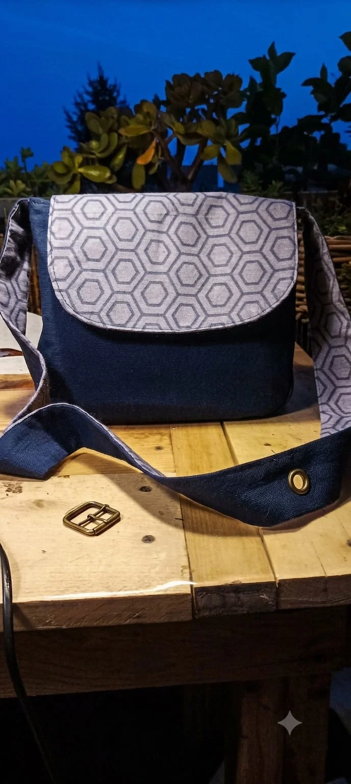 Sac à kesa artisanal en toile avec bandoulière et rabat à motifs géométriques — Myokan Montpellier