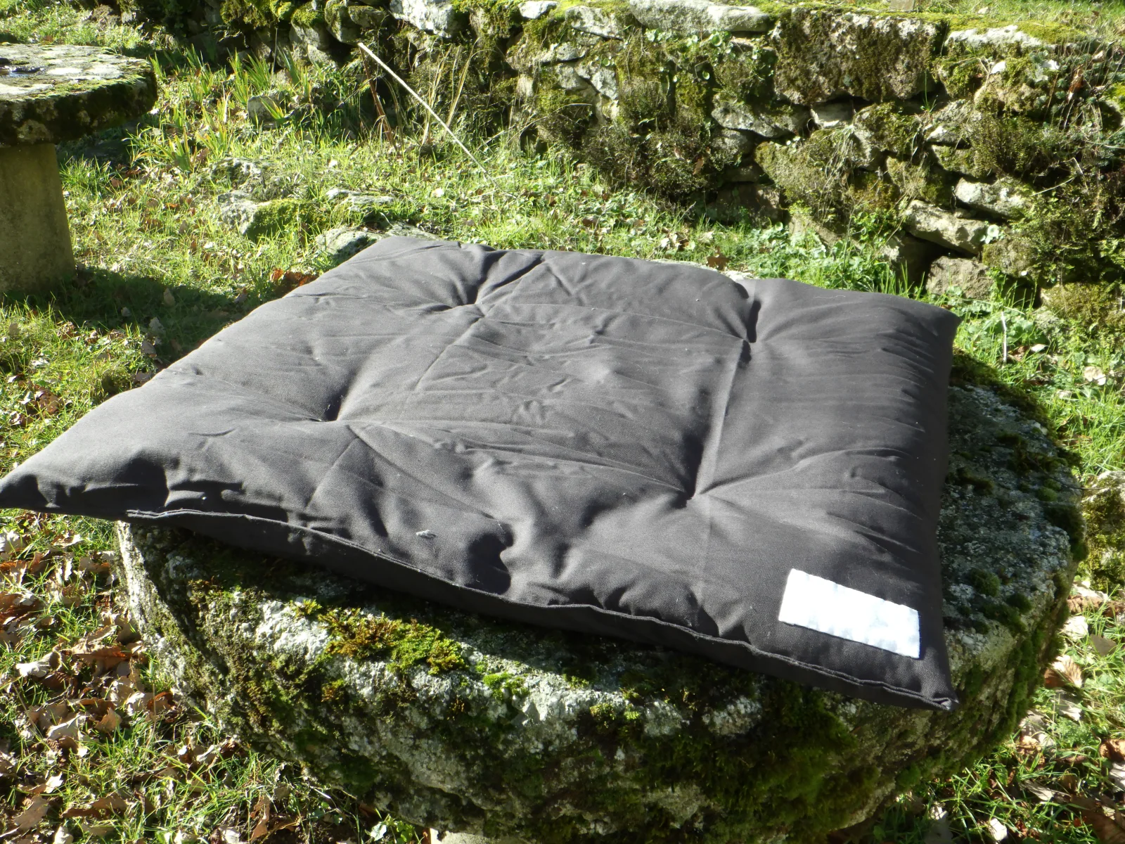 Gros plan sur les piqûres d'angle et le capitonnage à la main d'un coussin artisanal Myokan