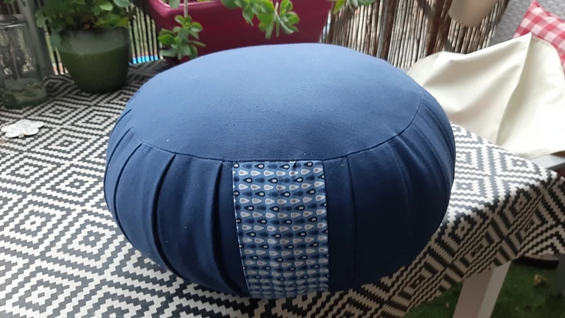 Zafu de méditation bleu foncé cousu main à Montpellier