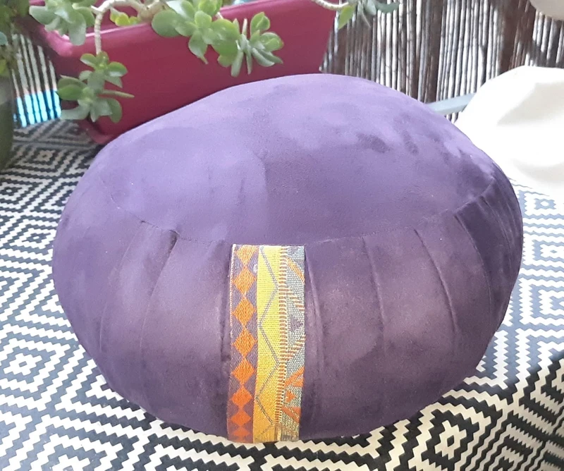 Zafu artisanal violet profond garni de kapok végétal